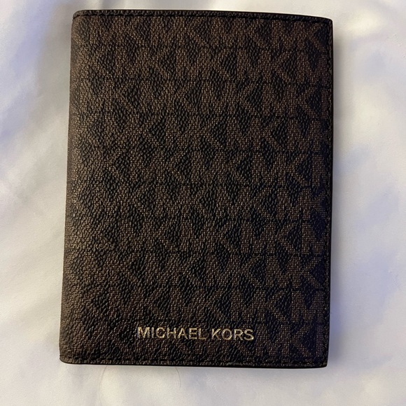 Michael Kors Jet Set Travel Passport Case wallet MK Signature Brown / Acorn EUC - Picture 1 of 6